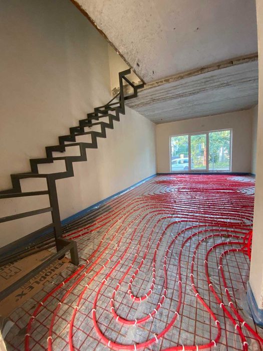 Продаж свого тауну прямо біля озера.Центральні комунікації