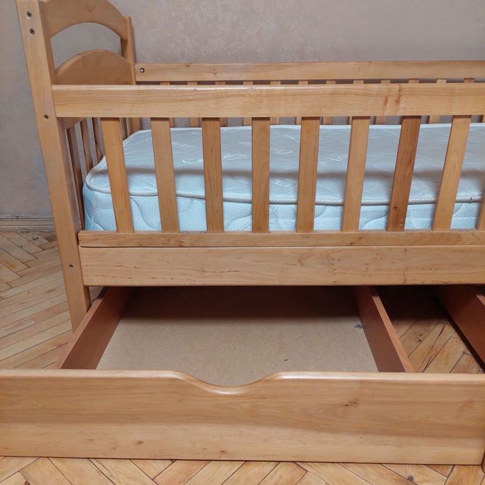 Дитяче ліжко.