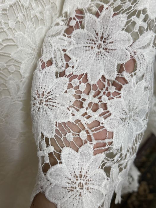 Біла мереживна блузка