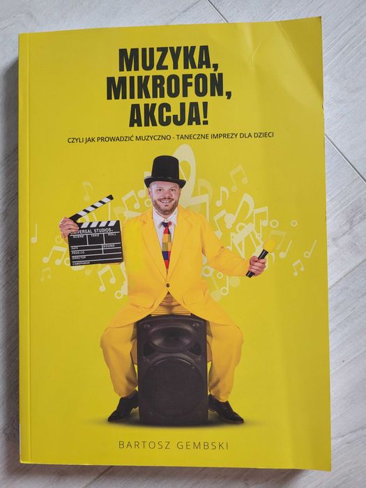 Książka Muzyka, Mikrofon, Akcja