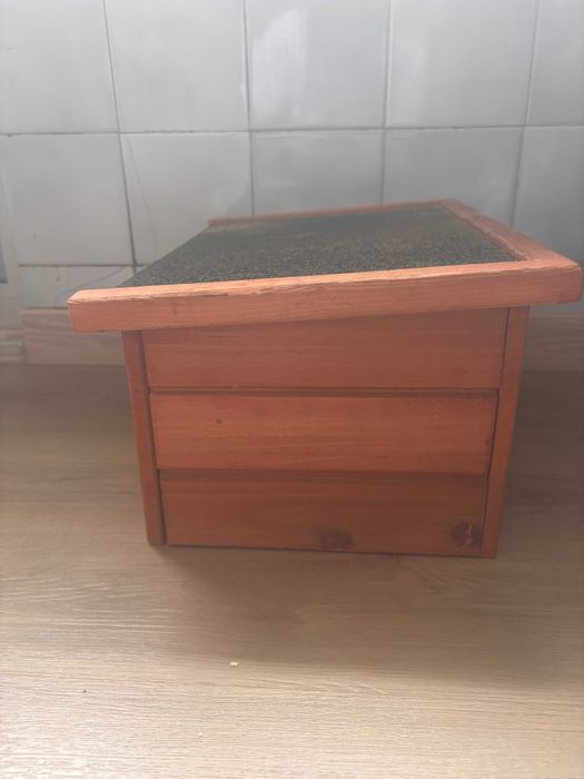 Abrigo roedor em madeira