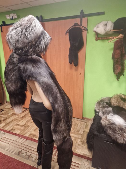 Piekna czapka z lisa tzw kaszkiet z ogonem !!!