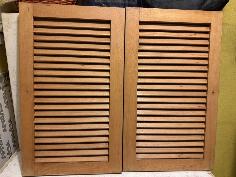 Portas de armários em ripas de madeira para cozinha ou sala