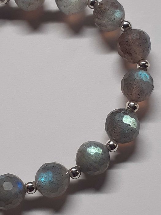 Bransoletka z fasetowanego labradorytu i srebra - biżuteria z kamieni