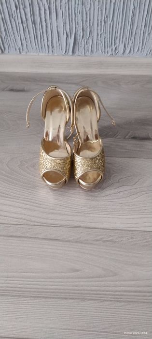 Buty na obcasie złote