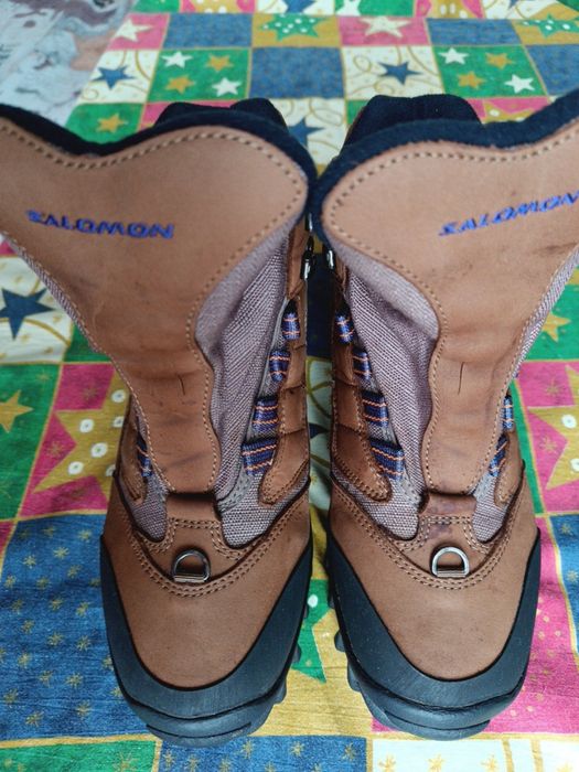 Жіночі трекінгові черевики Salomon.