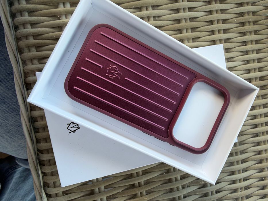 Obudowa RIMOWA na Iphona 18 pro Bordowa