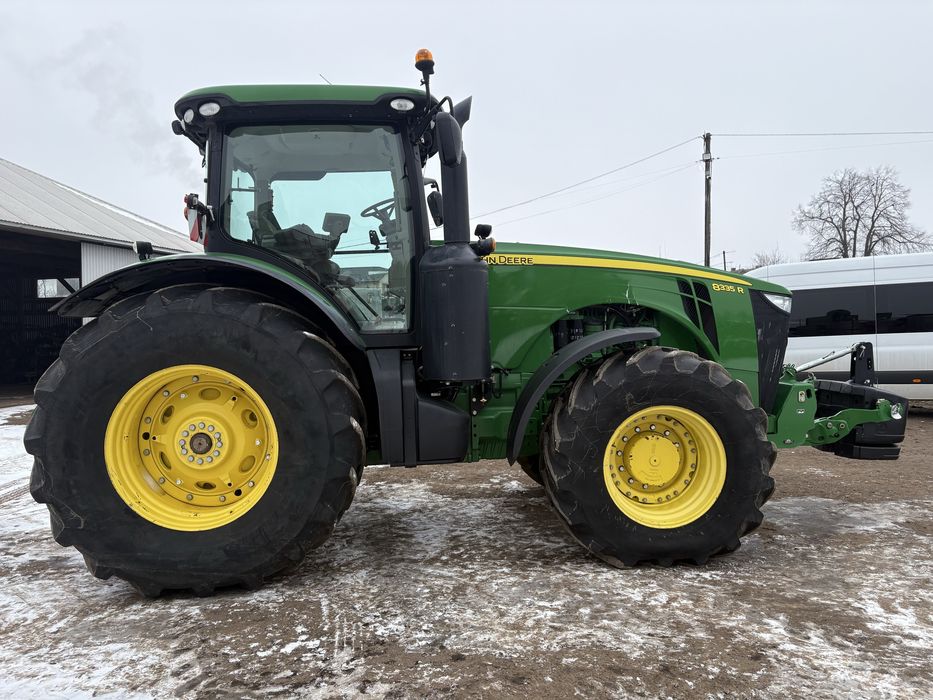 трактор John Deere 8335R