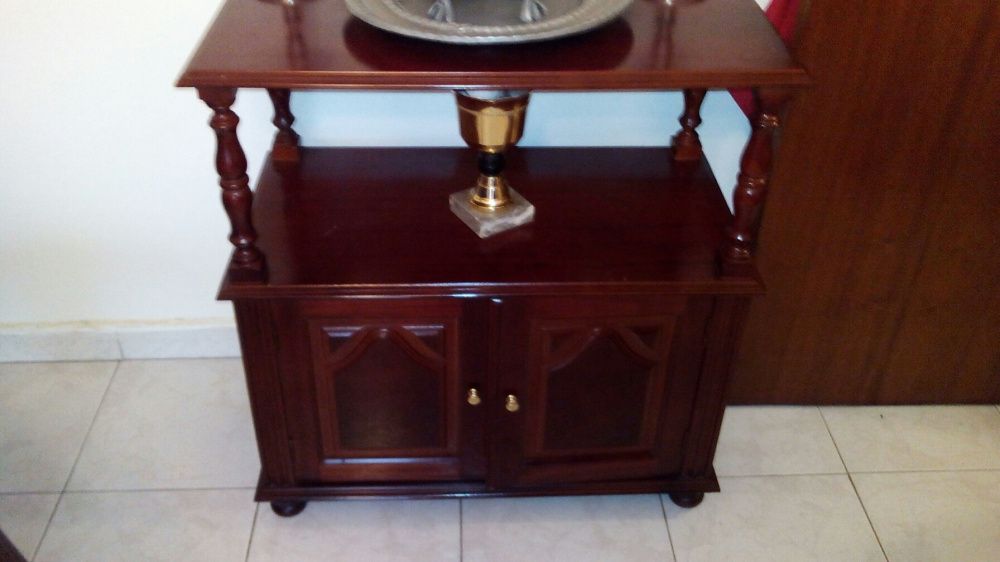 1 mesa pedra mármore e 1 movel 50€ cada