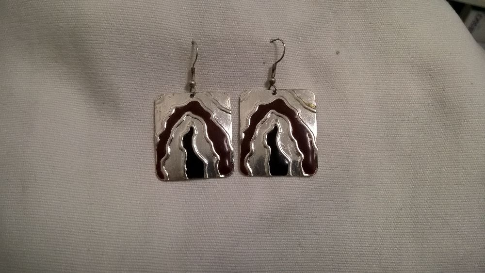 Brincos quadrados prateados vermelho e preto (portes incluídos)