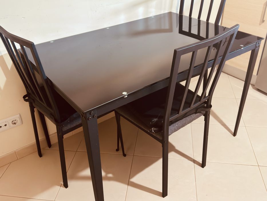 Conjunto de Mesa com 4 Cadeiras