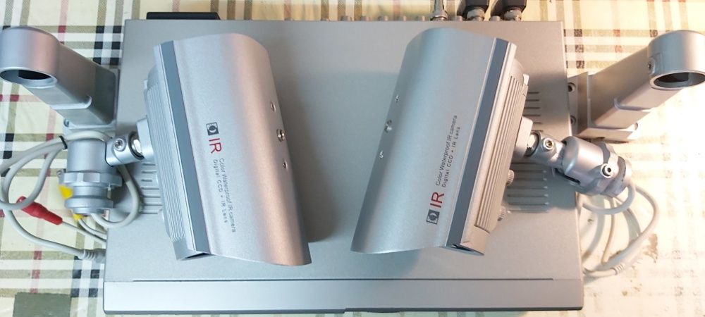 Conjunto de CCTC AVTECH AVC760ZAS 4Ch + 2 IR Câmaras Exteriores.