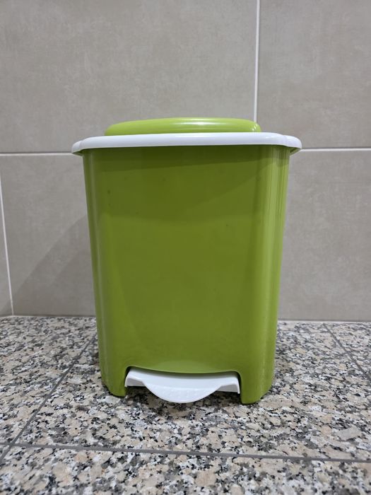Caixote do lixo verde