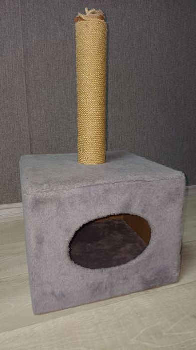 Будиночок лежанка для котика з кігтеточкою