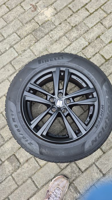 Alufelgi 17 cali 5 x 112 z oponami zimowymi Seat
