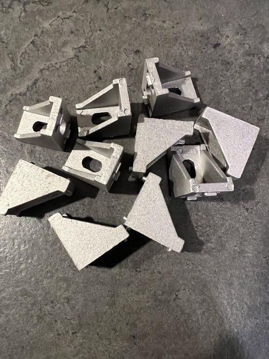 Zestaw 40 kątowników do profili aluminiowych 2020 ze śrubami