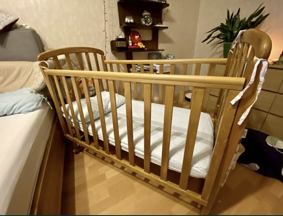 Дитяче ліжко,матрац,ковдра і білизна б/у