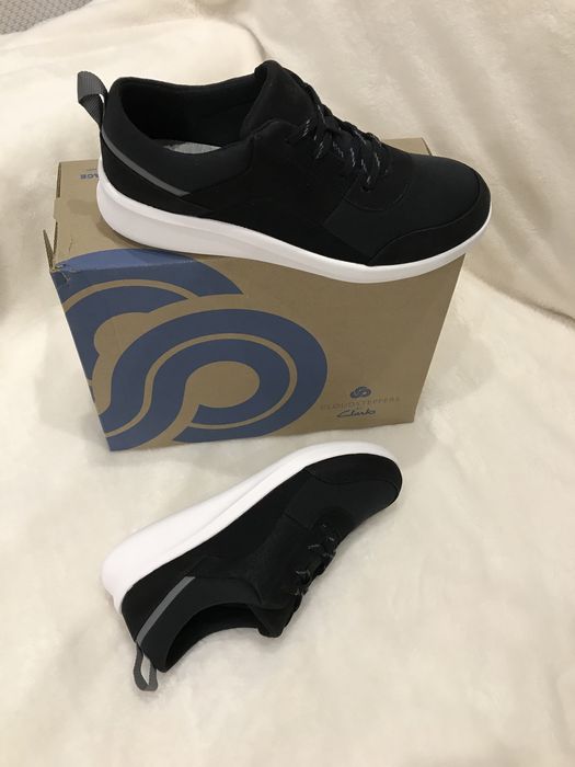 Продам женские кроссовки Clarks