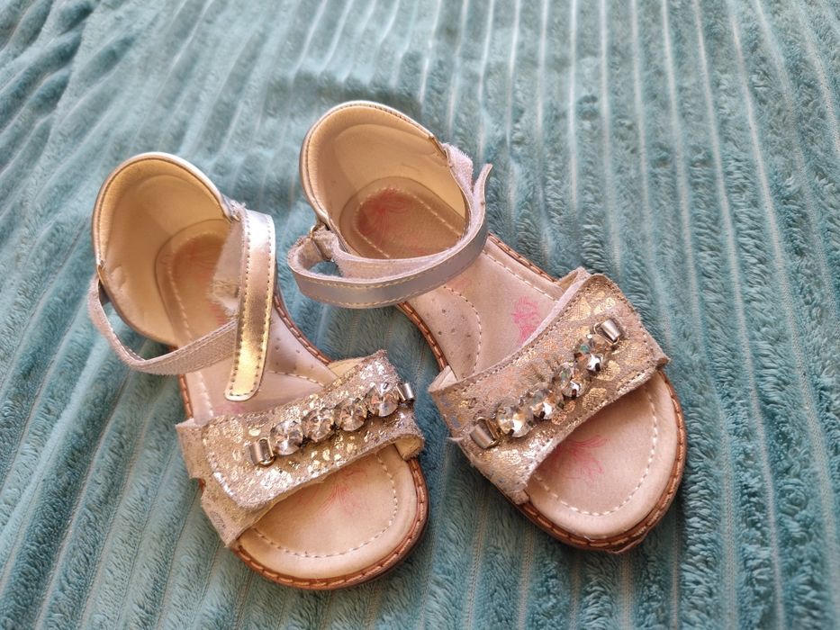 Продам детские босоножки
