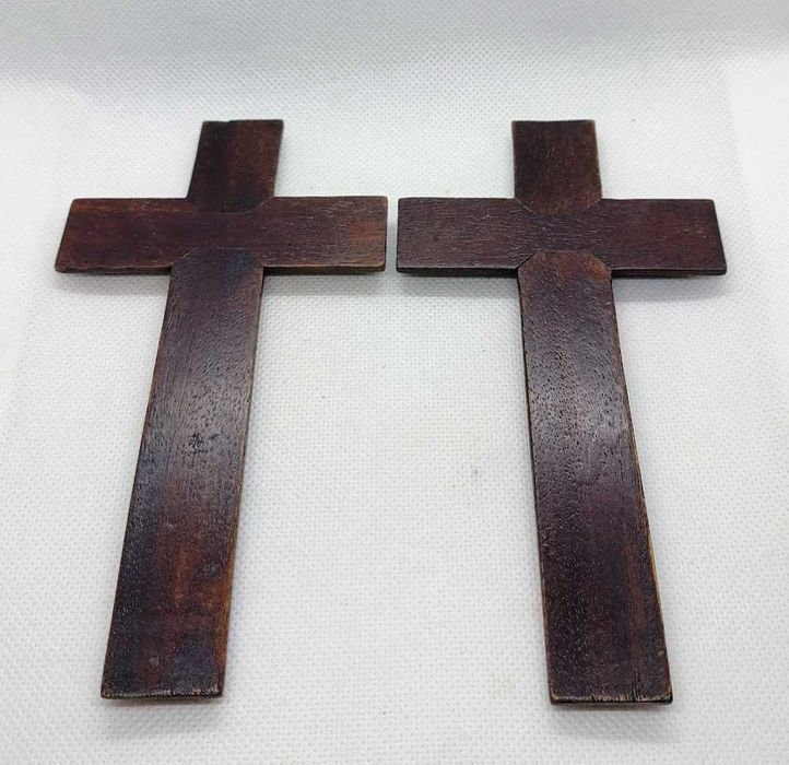 Crucifixos em madeira decorativos