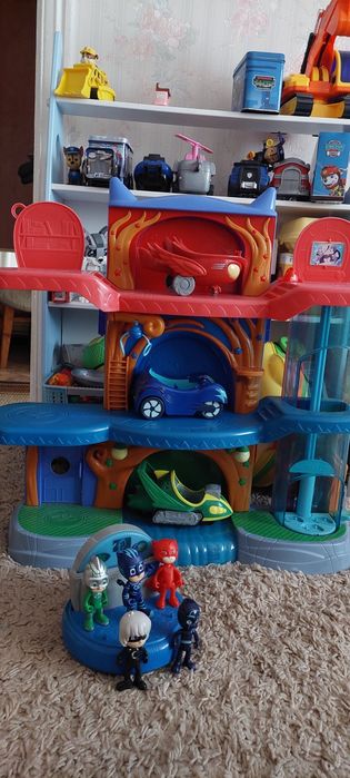 База герої в масках  з машинками