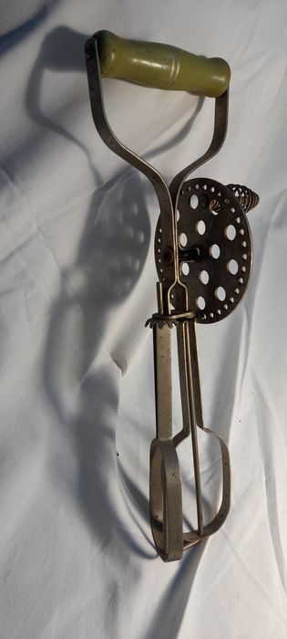 Antiga maquina de bater claras, ferro e madeira, anos 1920 ( aprox.)