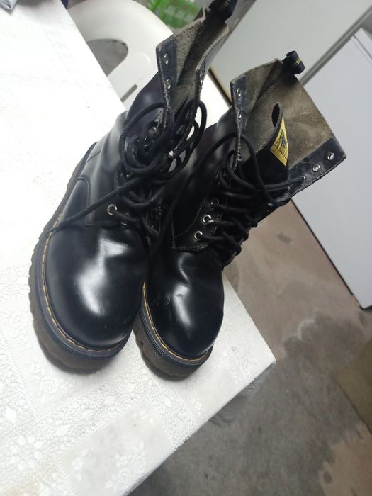 Botas de biqueira de aço, estilo DocMartin