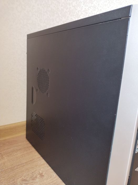 процесор, материнська плата, пам'ять, вінчестер CD-ROM, CD-RW, відеока