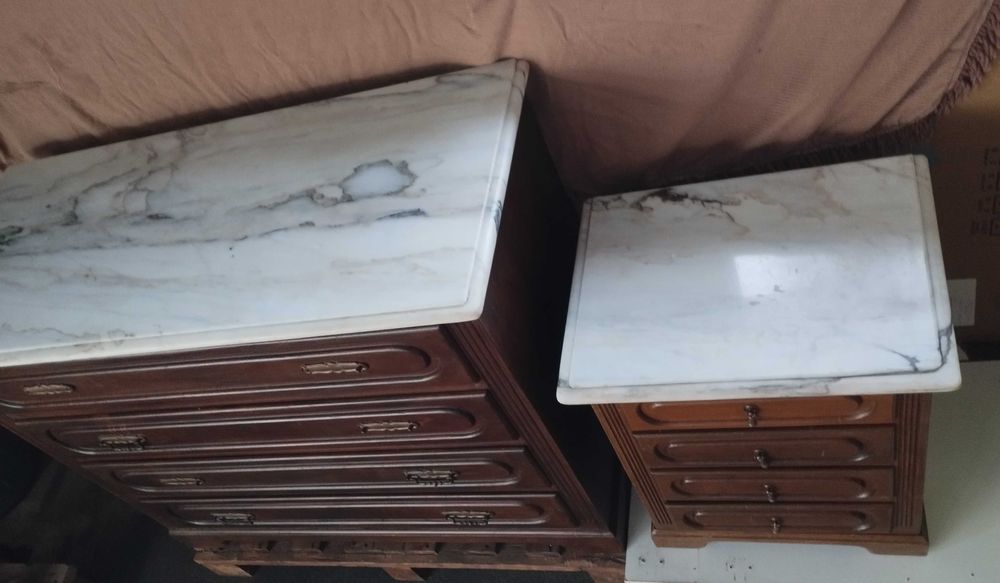 Cómoda e mesa de cabeceira com tampo em mármore, peças usadas