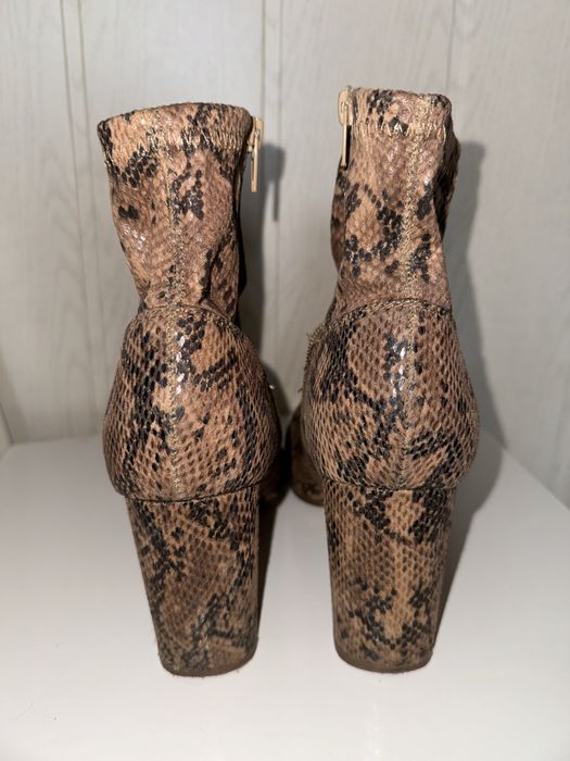 Wężowe botki na obcasie