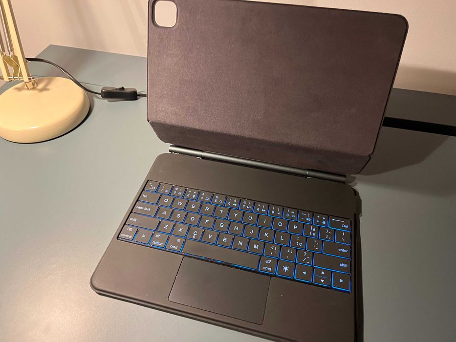 Teclado / Capa Compatível com dispositivos de 13" - Retroiluminado