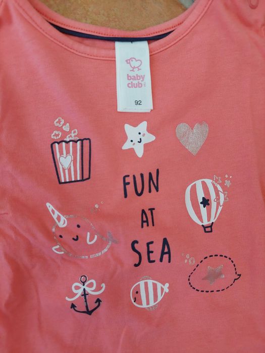 Várias peças de roupa de menina entre os 12 e os 36 meses