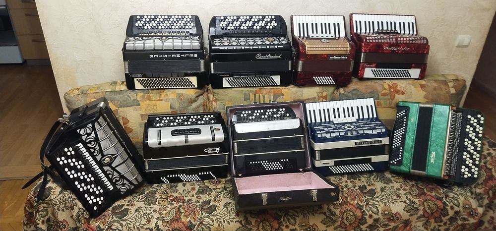 Зменшений баян на 80 басів Восток.