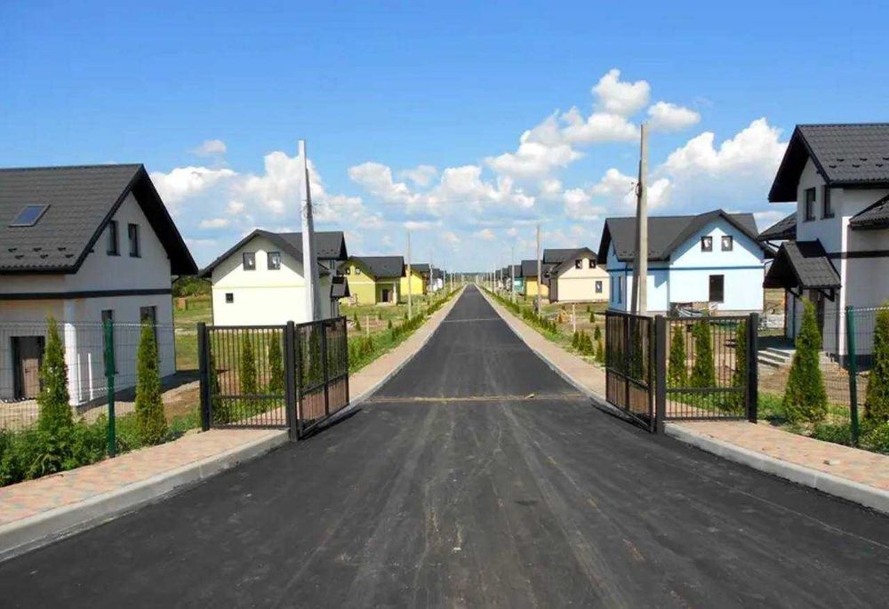 Продам готовий будинок з ділянкою 30 км від Києва озеро басейн
