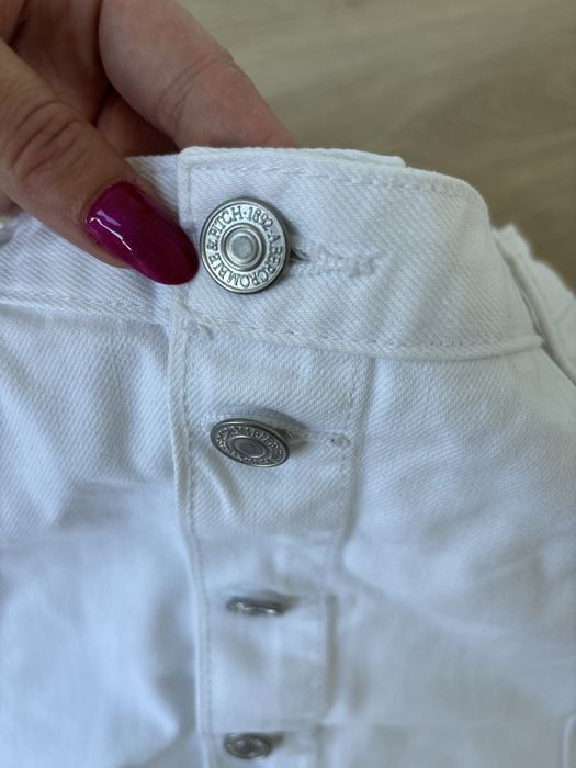 Biała spódnica jeans