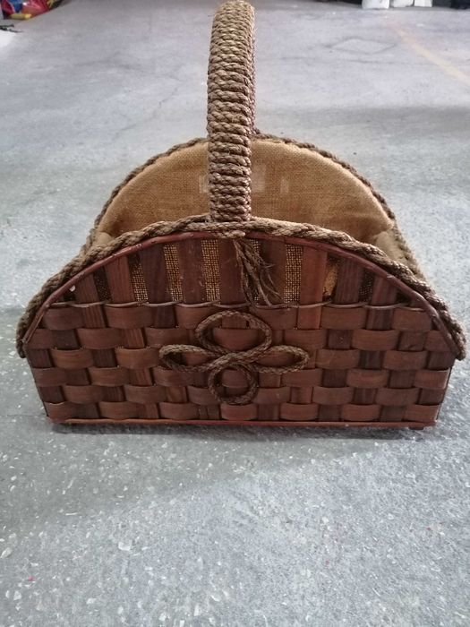 Cesta de lenha em bom estado