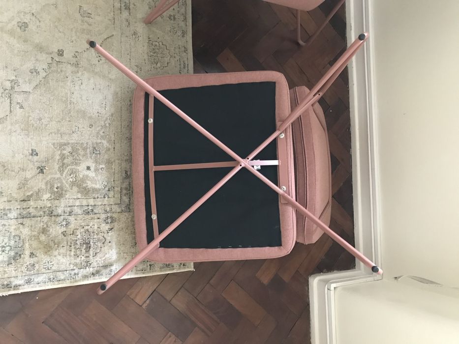 Cadeiroes em pano rosa