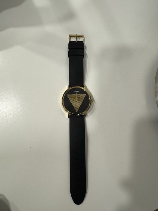 Relógio Guess preto e dourado