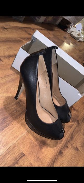 Buty na obcasie ze skóry