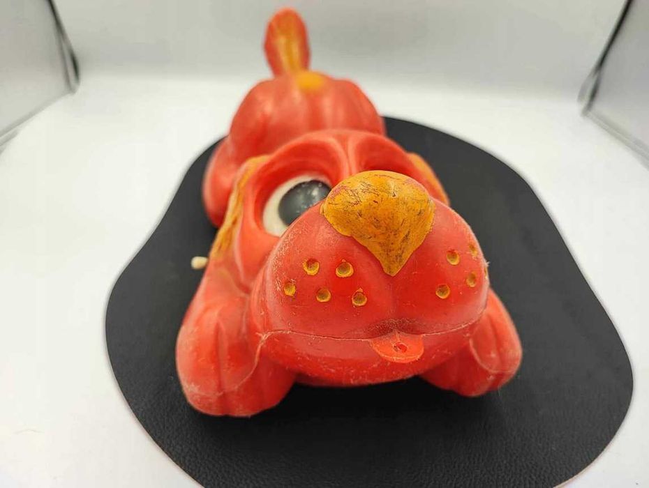 Stara zabawka pies,na piłce,vintage z lat 70