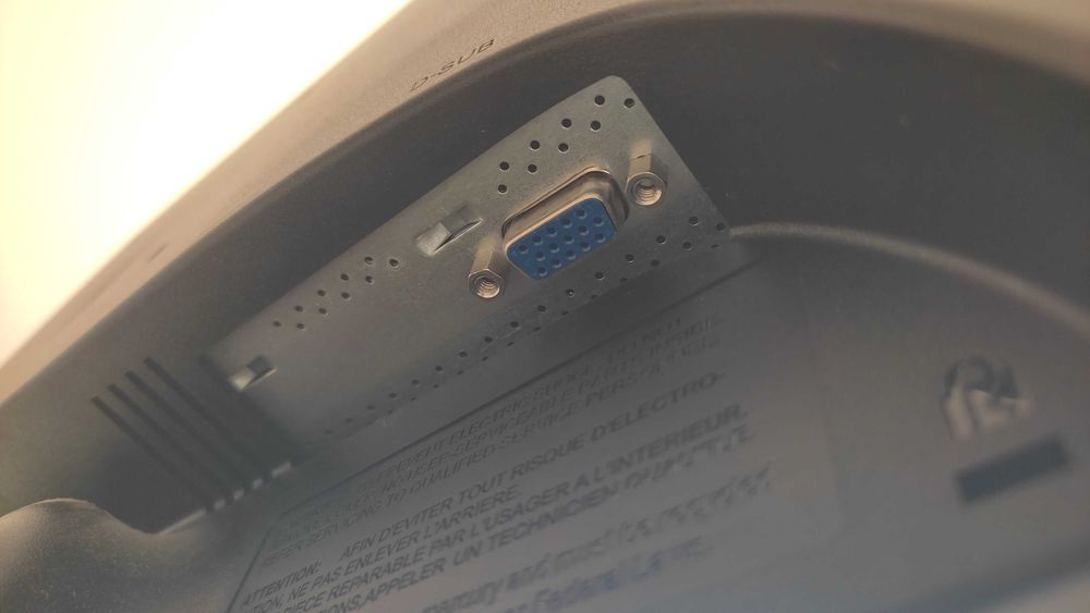 Cojunto monitor, speakers e teclado de computador
