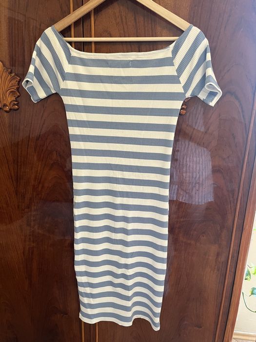 Dopasowana sukienka w paski