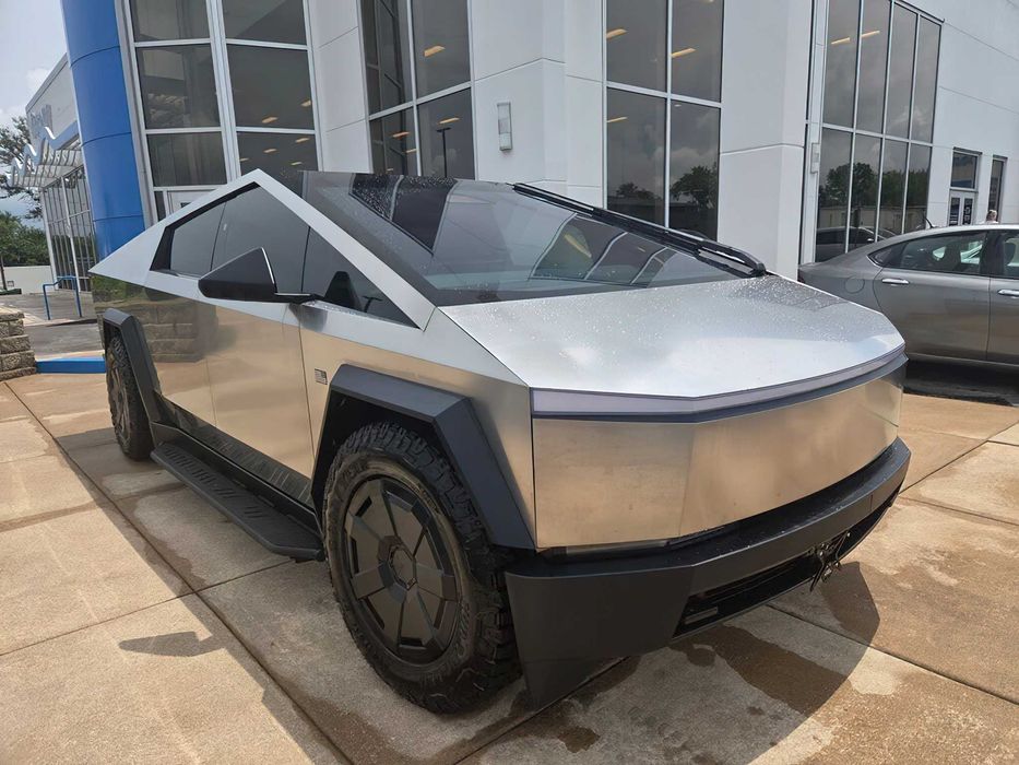 Tesla Cybertruck      2024