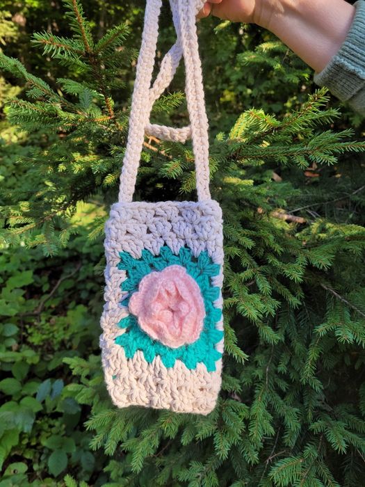 Torebka na szydełku na telefon boho