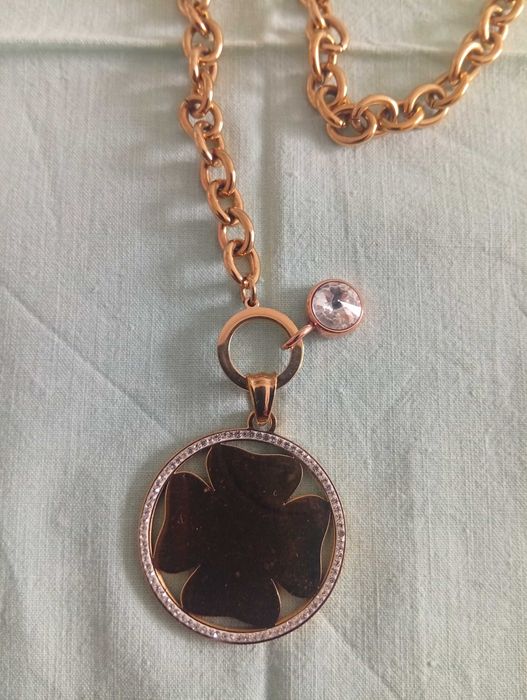 Colar dourado, com aros largos e medalha