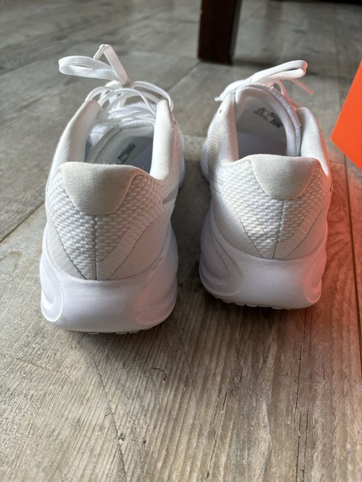 Buty biale Nike Revolution 8