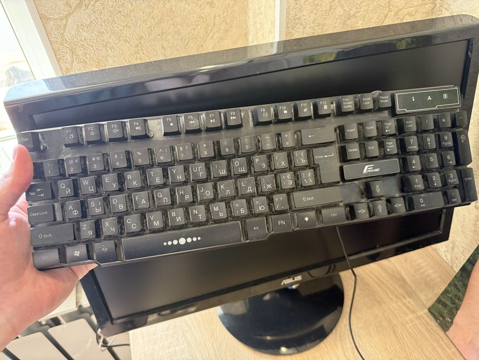 Монитор Asus+ клавиатура с подсветкой