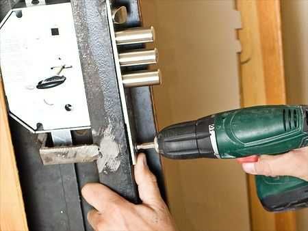 Ремонт, Замена, Установка, Реставрация Дверей,  Замков. Замена Стекол.