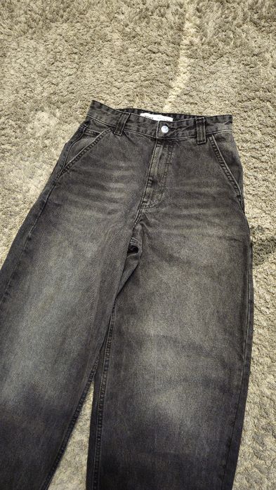 Czarne długie spodnie jeansy bershka