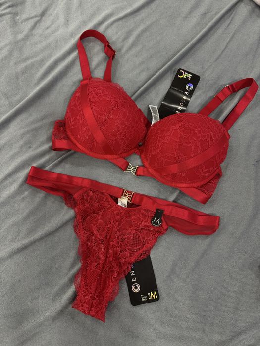 Комплект білизни, червоний бюст 85С, трусики М